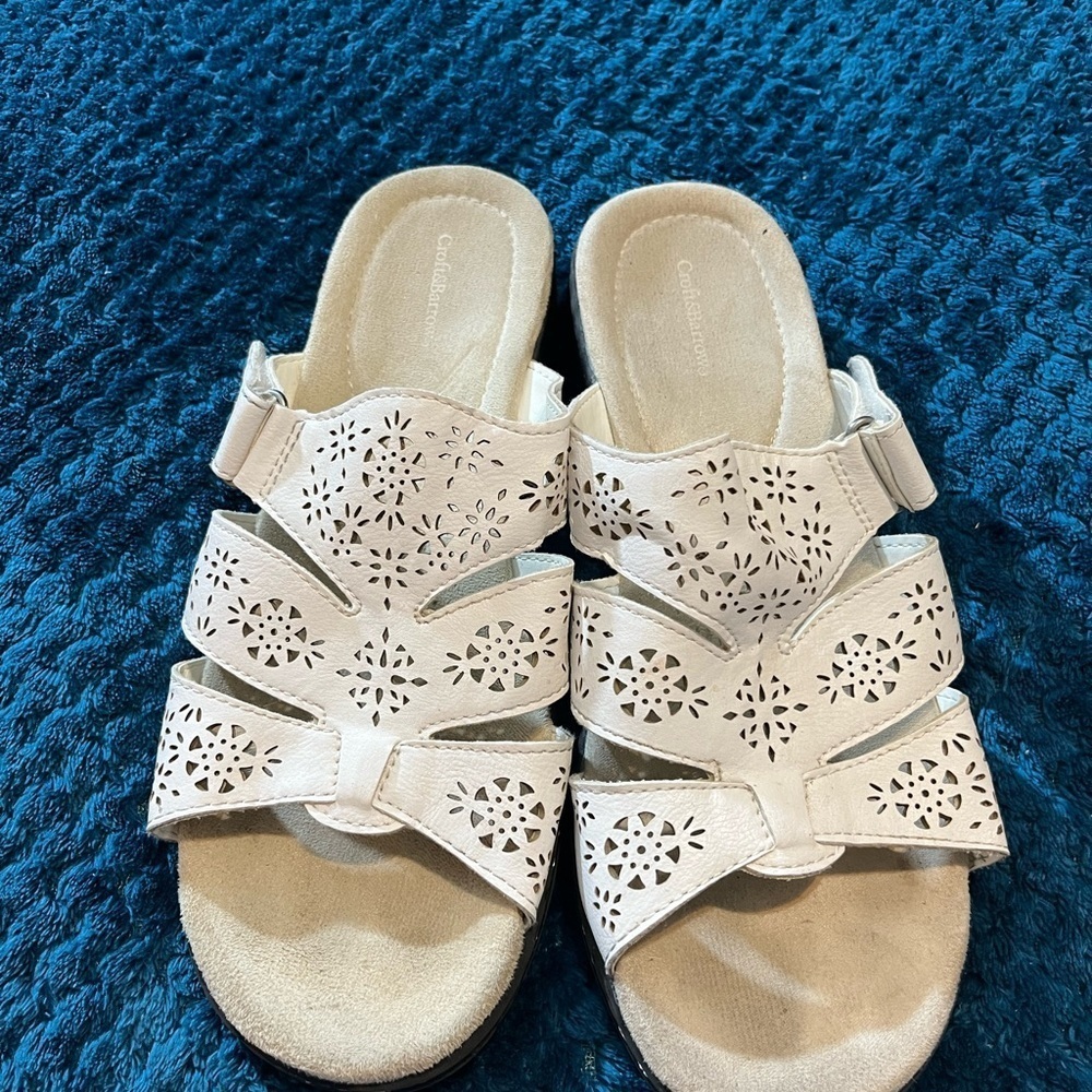Croft and Barrow white sandals! Size 8. Shoes are in excellent condition!